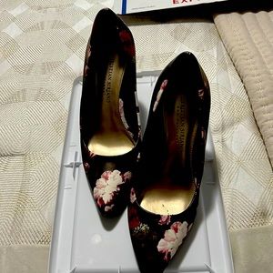 A nice pair of Shoes with Multi Color of Black and Pink Flowers